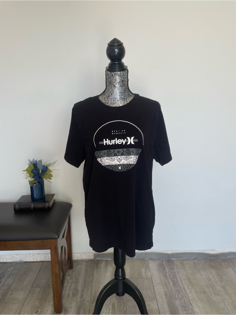 HURLEY Everyday Bandana Tribal Emblem Short Sleeve Graphic Logo Tee Size Large - Picture 2 of 3